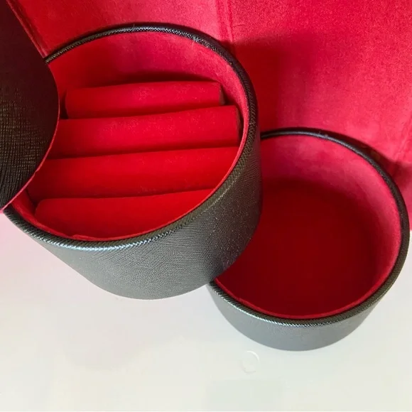 UNO de 50 | Black Travel Jewelry Case w/Gold Chain Adjustable Arm Strap - Picture 10 of 14